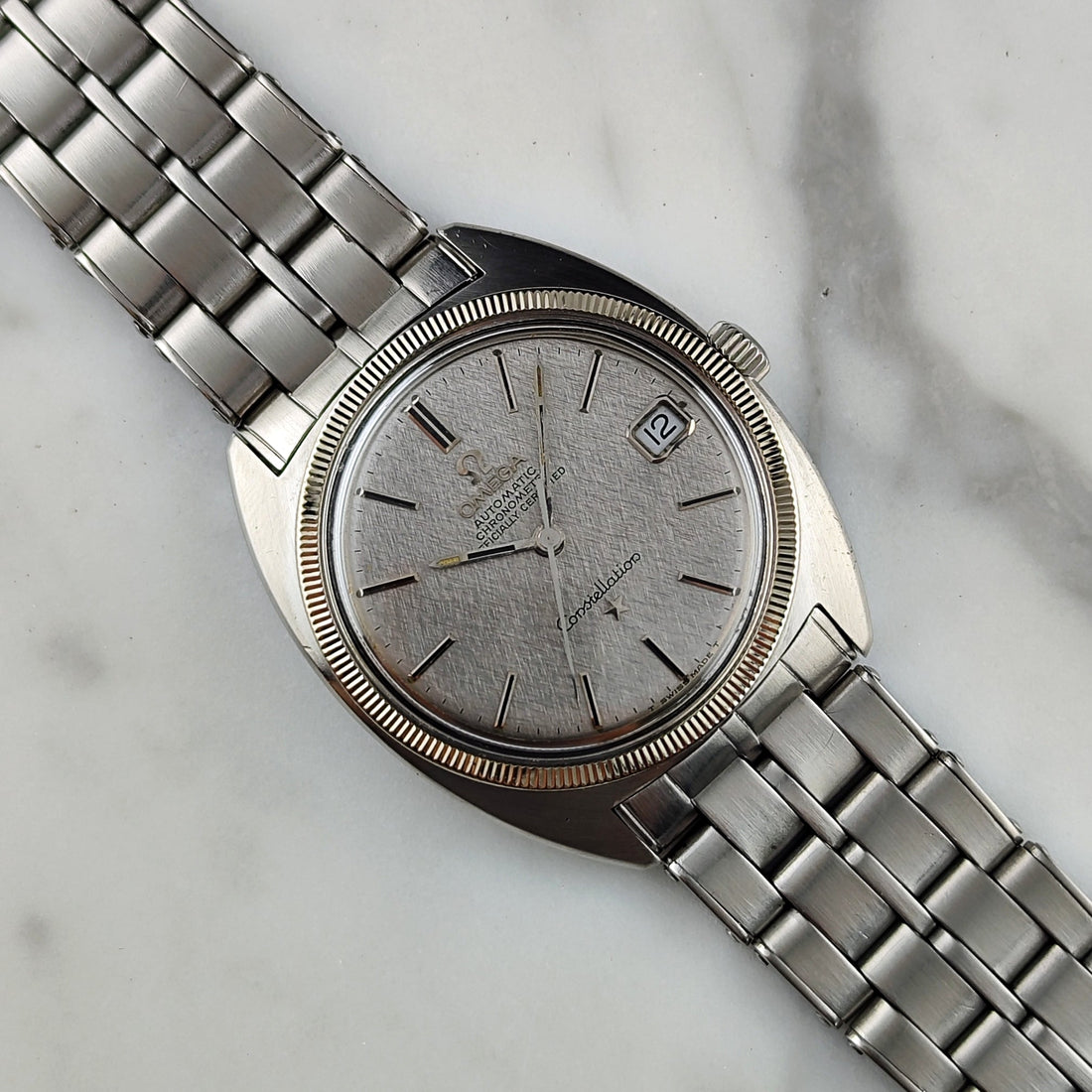Omega Constellation C-Shape Ref. 168.027 (1968) – Seltene Linen-Dial-Ausführung mit 18-karätiger Weißgoldlünette und Original-Rivet-Armband