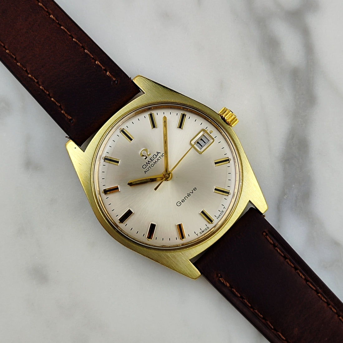 Omega Genève Ref. 166.041 (1970) – Goldfarbene Vintage-Uhr mit weißem Zifferblatt