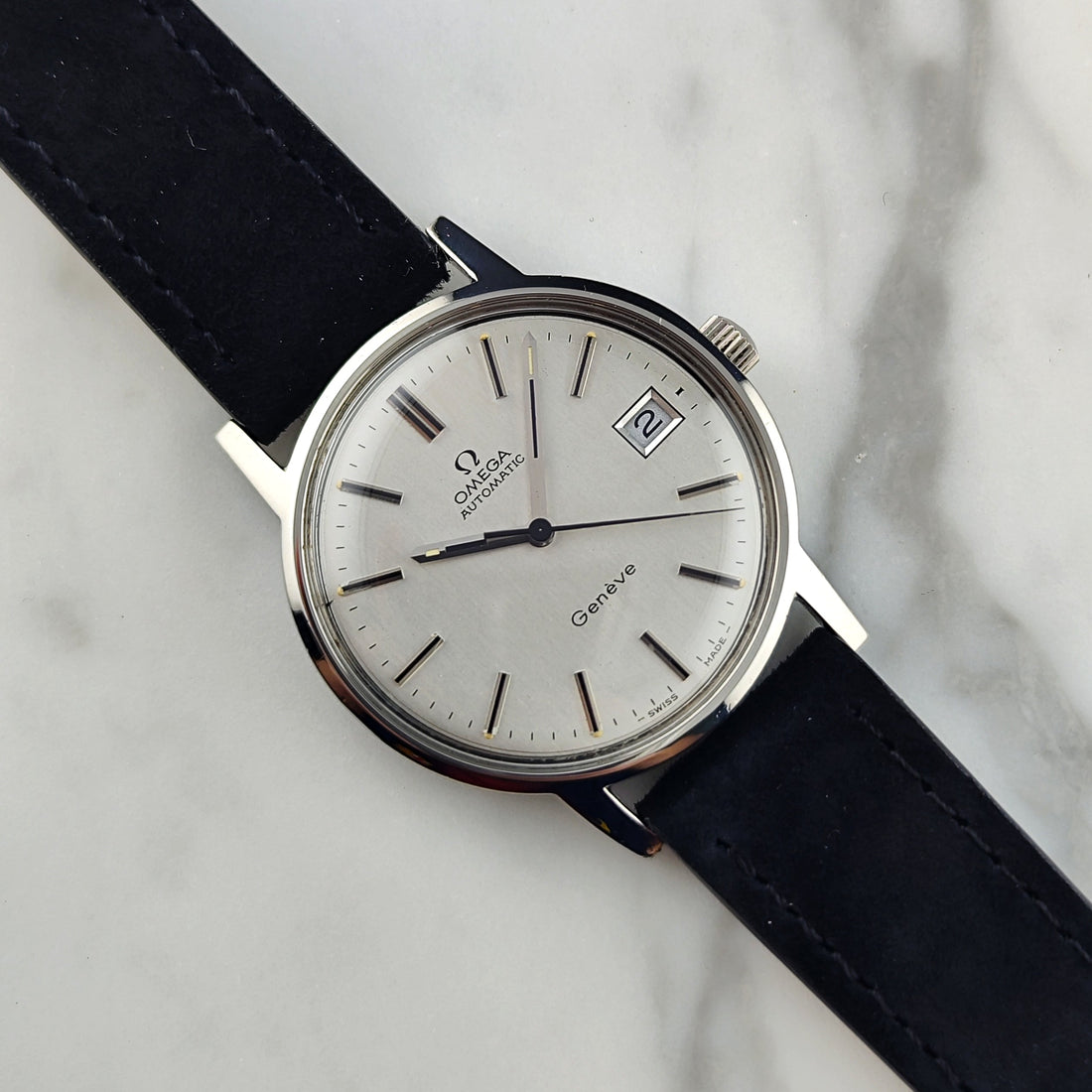 Omega Genève Ref. 166.0163 (1974) – Klassische Dresswatch mit Datum und zeitlosem Charakter