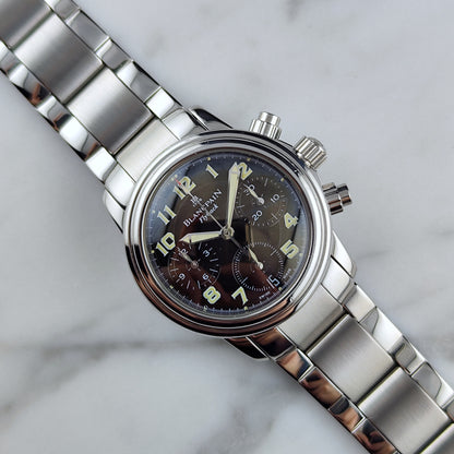 BlancPain Leman Flyback Chronograph Automatic Black Dial – Vorderansicht auf Armband liegend