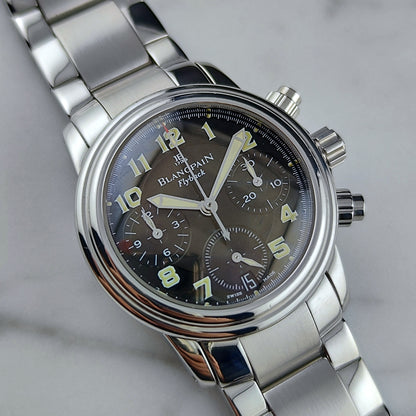 BlancPain Leman Flyback Chronograph Automatic Black Dial – Schrägansicht mit Zifferblatt und Armband