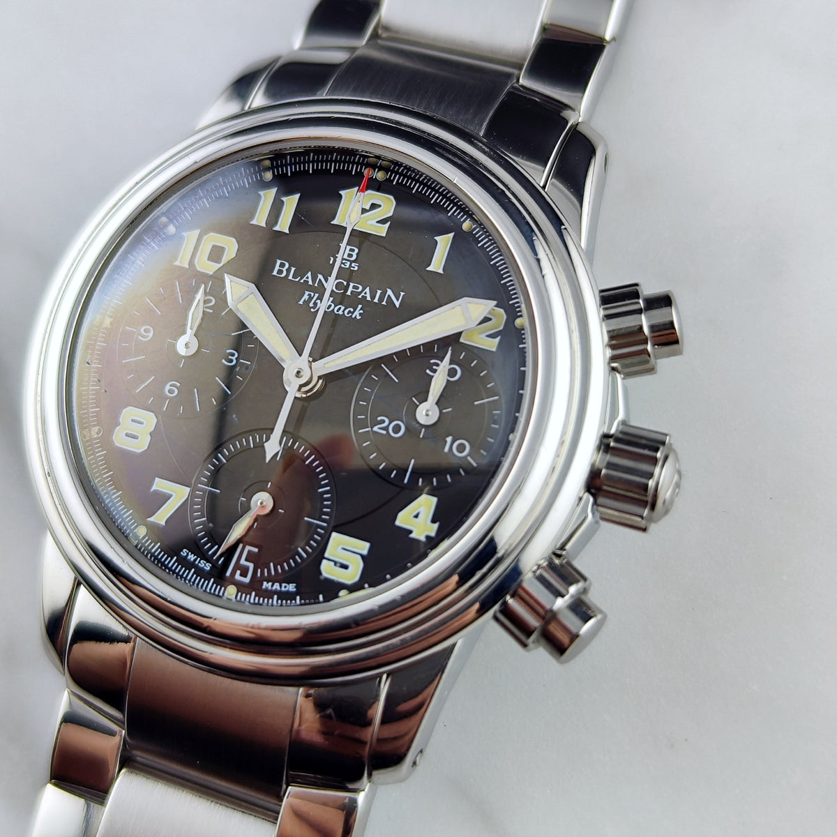 BlancPain Leman Flyback Chronograph Automatic Black Dial – Zifferblatt in Schrägansicht