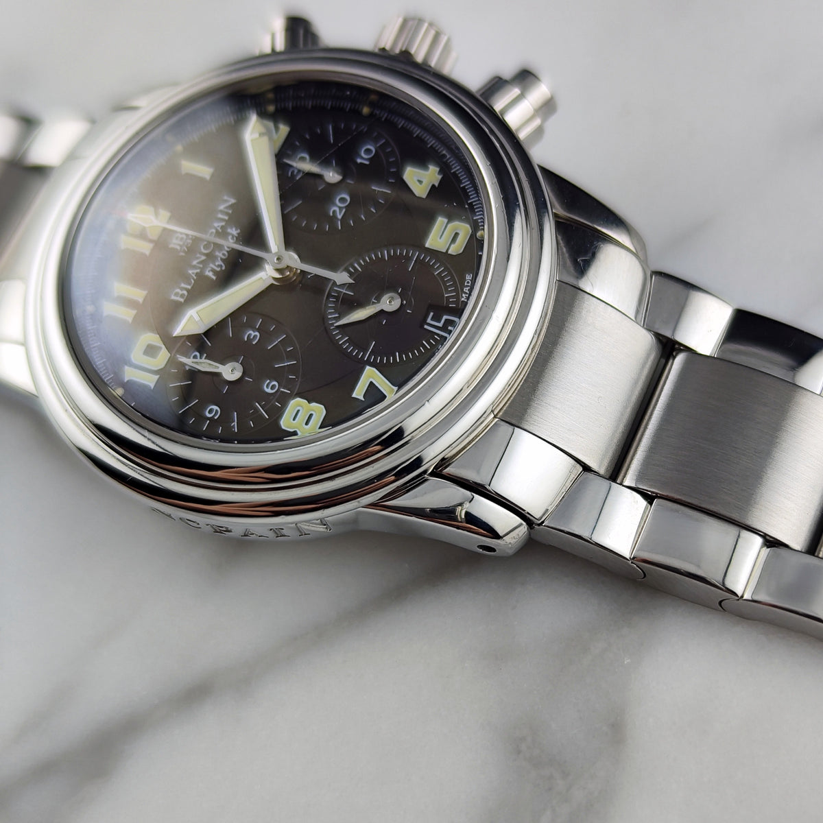 BlancPain Leman Flyback Chronograph Automatic Black Dial – Seitenansicht mit Krone und Armband