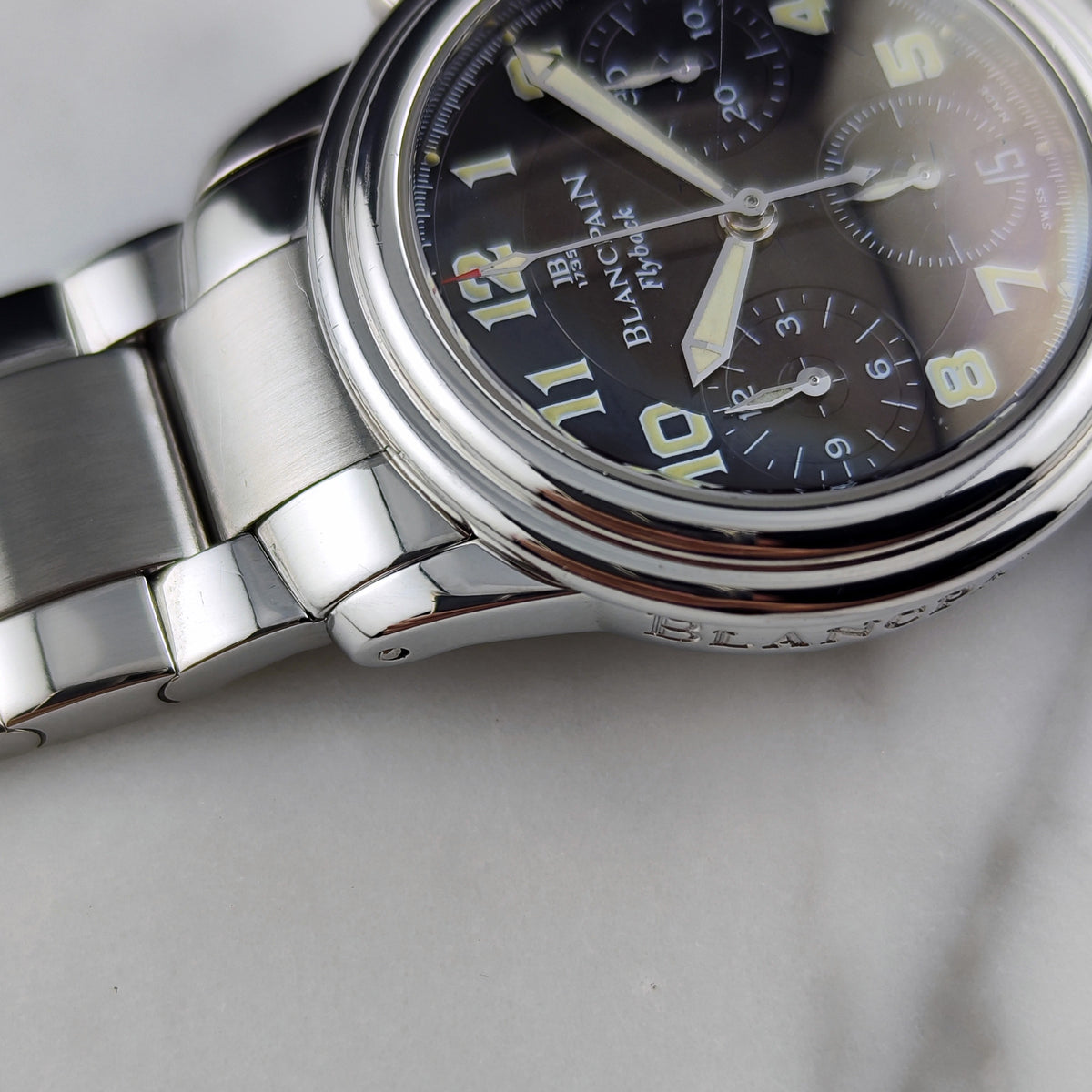BlancPain Leman Flyback Chronograph Automatic Black Dial – Seitenansicht mit Gehäuse und Armband