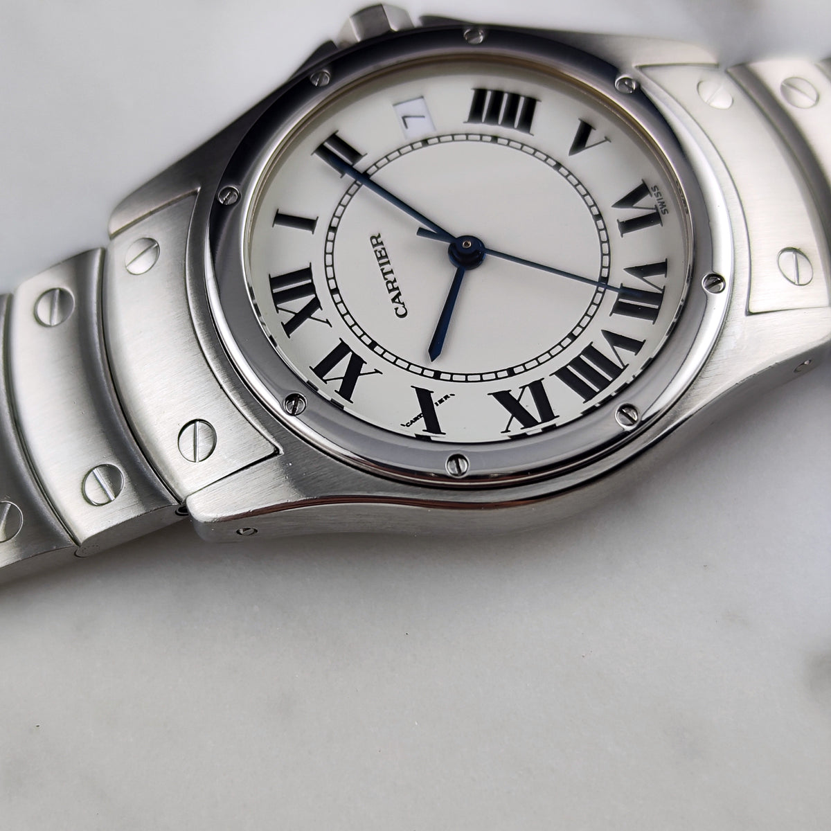 Cartier Santos Ronde Automatic White Dial 2004 with box Serviced 10/2026 – Zifferblatt mit Armband in Nahaufnahme