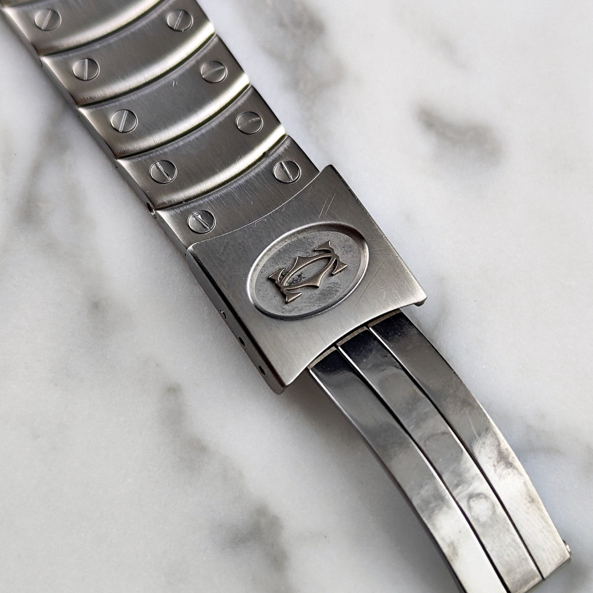 Cartier Santos Ronde Automatic White Dial 2004 with box Serviced 10/2026 – Armband und Faltschließe in Nahaufnahme