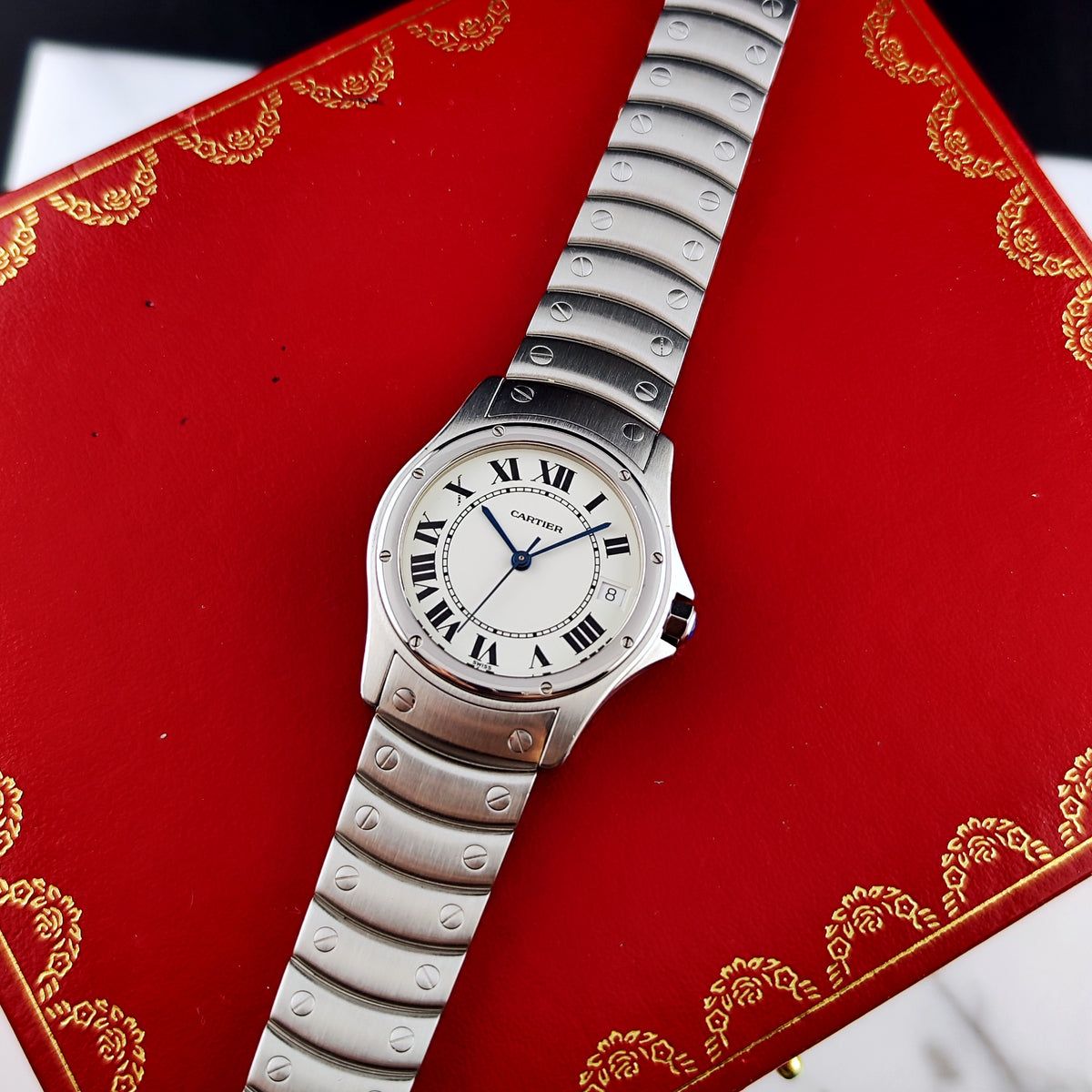 Cartier Santos Ronde Automatic White Dial 2004 with box Serviced 10/2026 – Vorderansicht auf rotem Untergrund