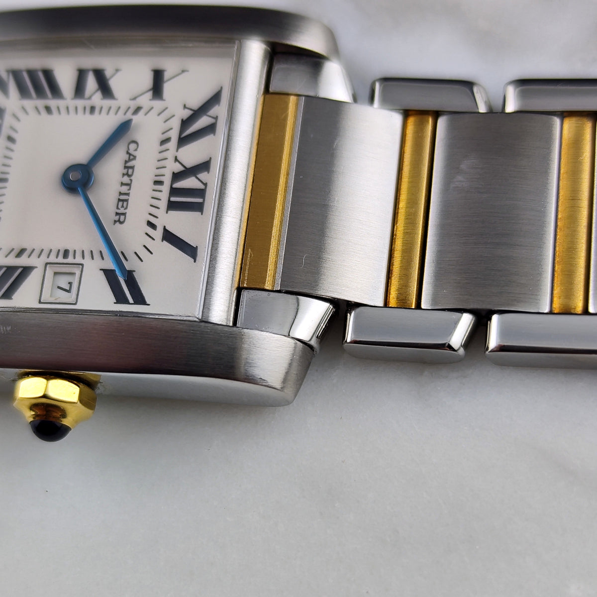 Cartier Tank Française Two-Tone White Dial – Seitenansicht mit Krone und Gliederarmband