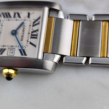 Cartier Tank Française Two-Tone White Dial – Seitenansicht mit Krone und Gliederarmband