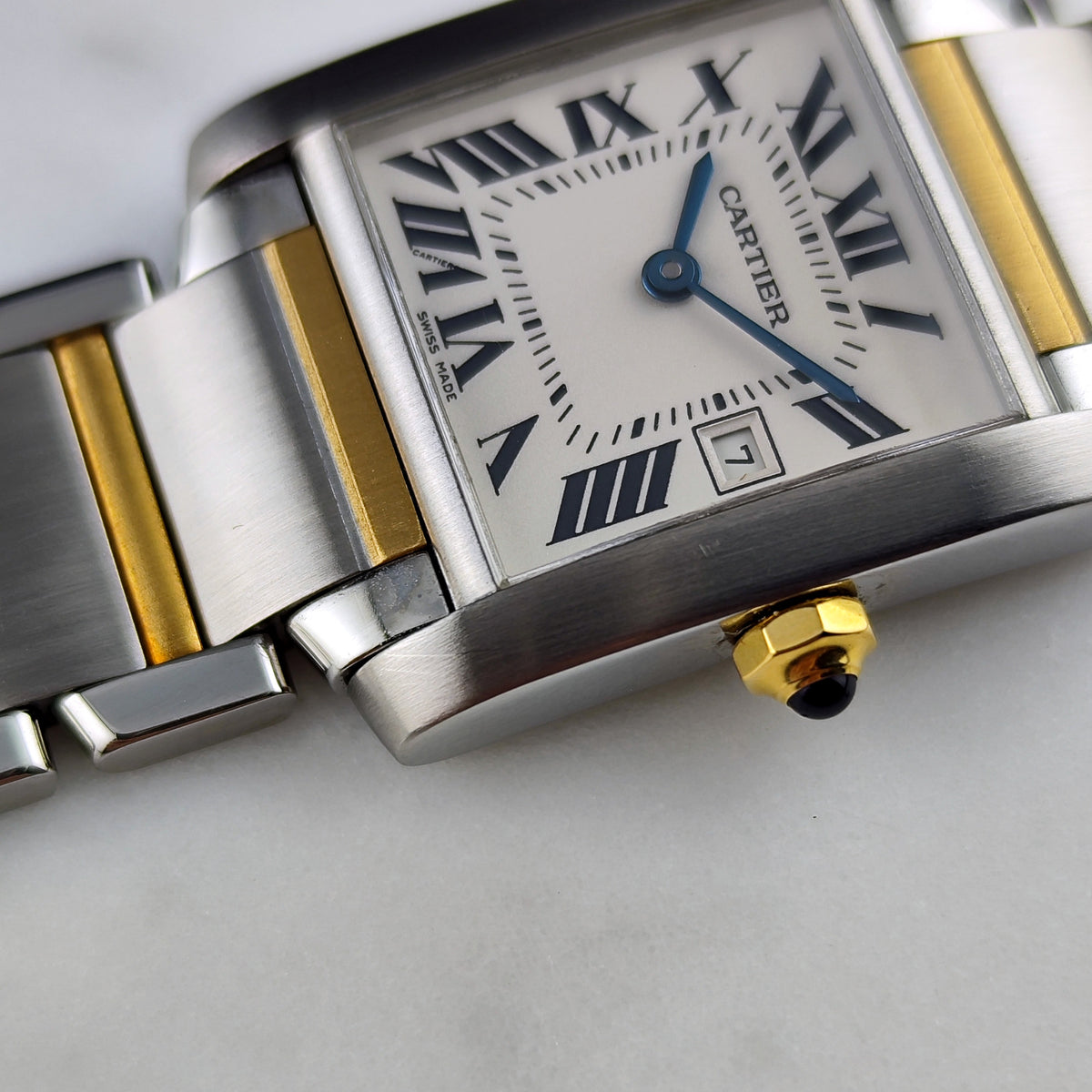 Cartier Tank Française Two-Tone White Dial – Seitenansicht mit Krone und Zifferblatt