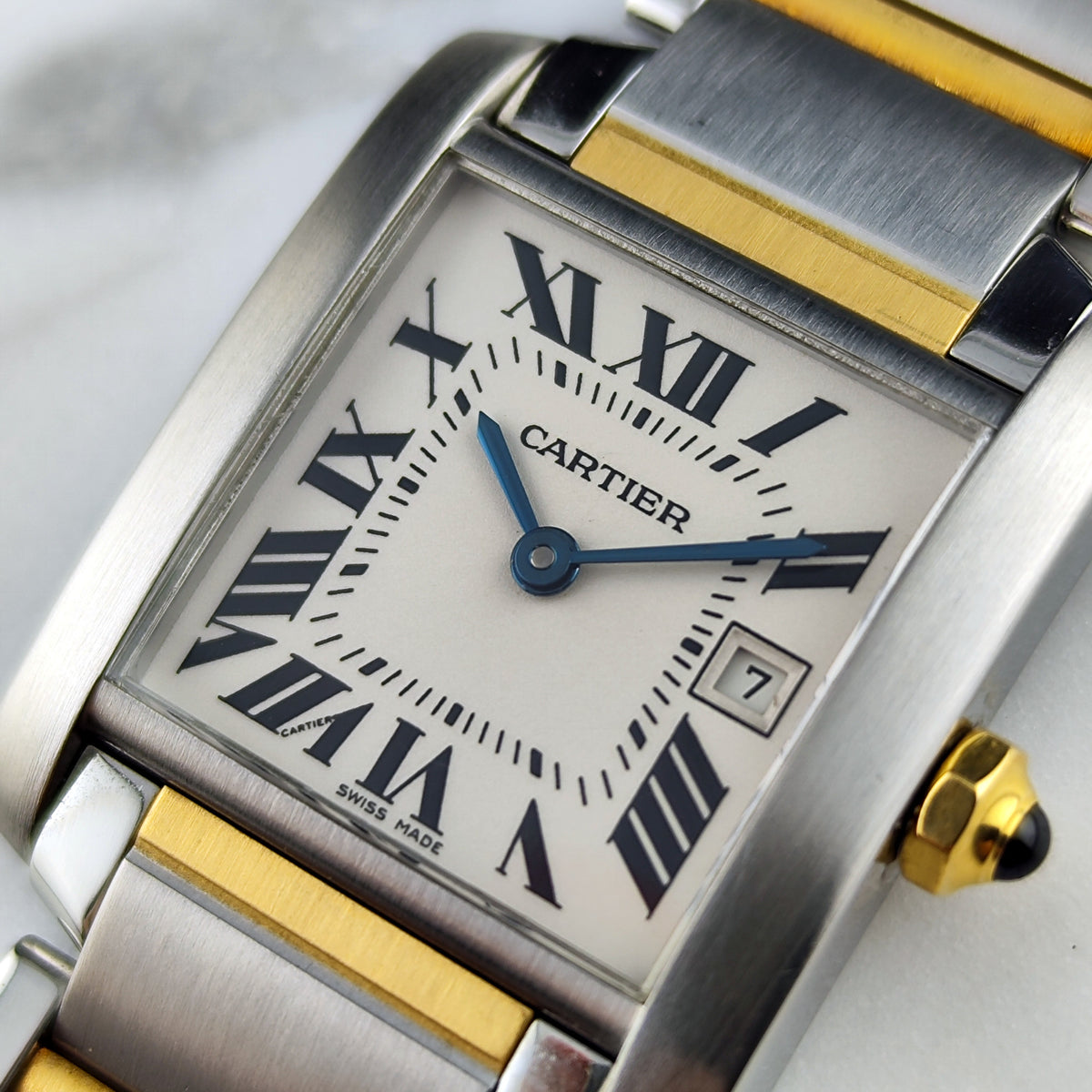 Cartier Tank Française Two-Tone White Dial – Zifferblatt in Nahaufnahme mit Datum
