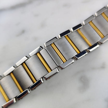 Cartier Tank Française Two-Tone White Dial – Armband in Nahaufnahme