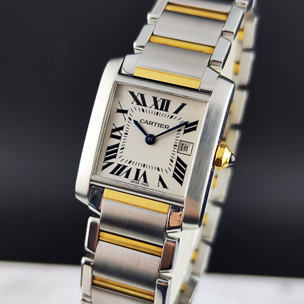 Cartier Tank Française Two-Tone White Dial – Schrägansicht mit Zifferblatt und Armband