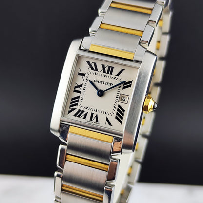 Cartier Tank Française Two-Tone White Dial – Schrägansicht mit Zifferblatt und Armband