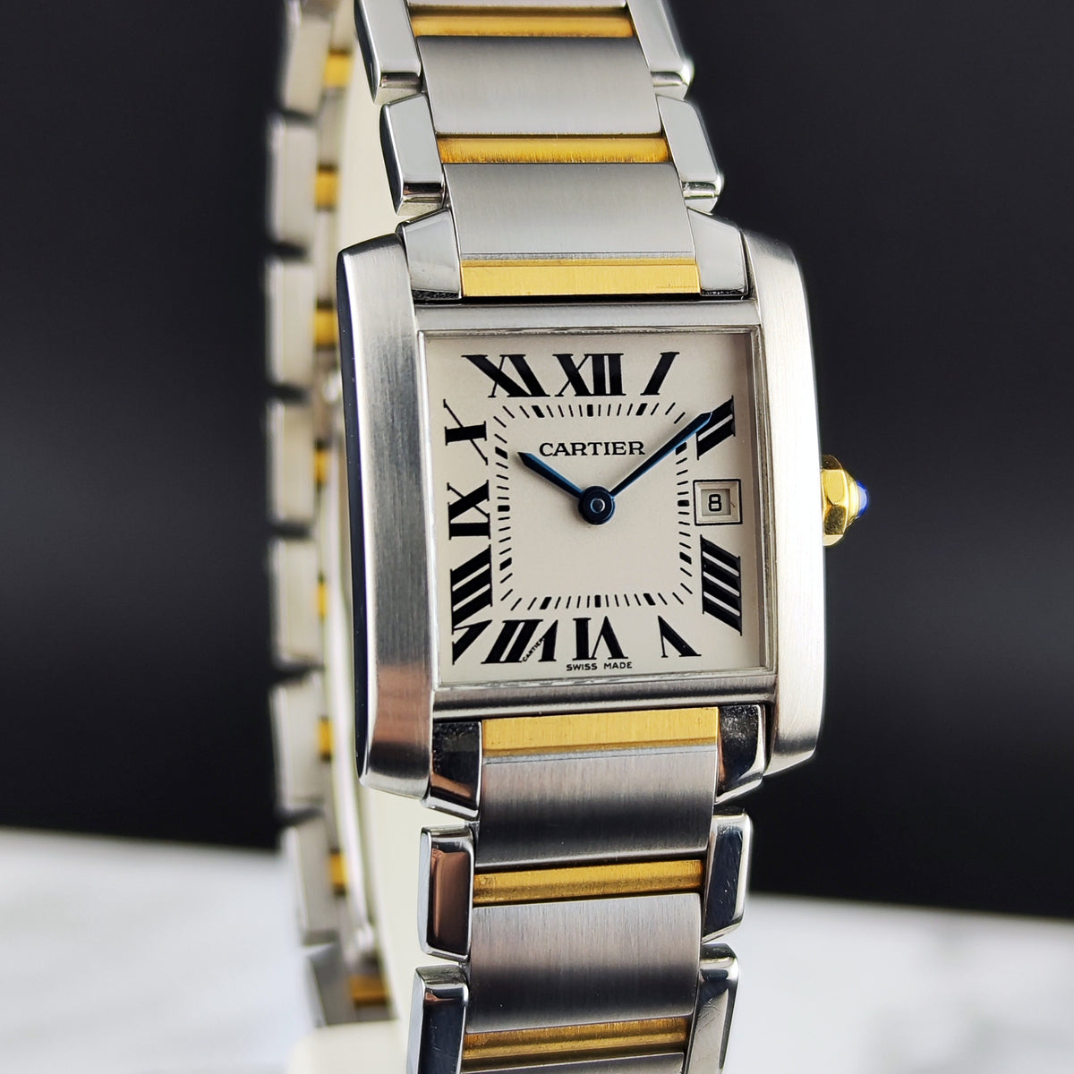 Cartier Tank Française Two-Tone White Dial – Vorderansicht schräg mit Zifferblatt