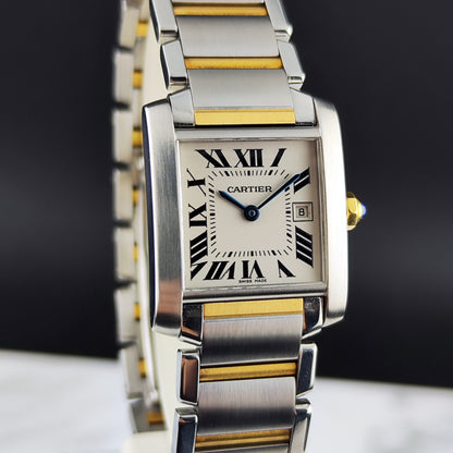 Cartier Tank Française Two-Tone White Dial – Vorderansicht schräg mit Zifferblatt