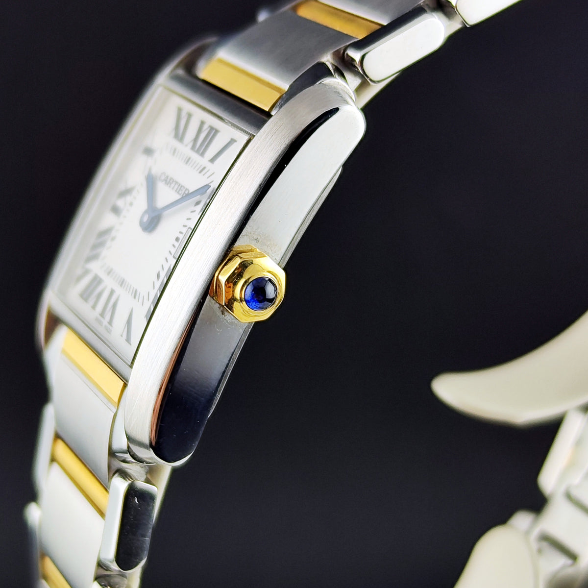 Cartier Tank Française Two-Tone White Dial – Seitenansicht mit Krone