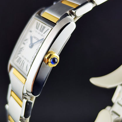 Cartier Tank Française Two-Tone White Dial – Seitenansicht mit Krone