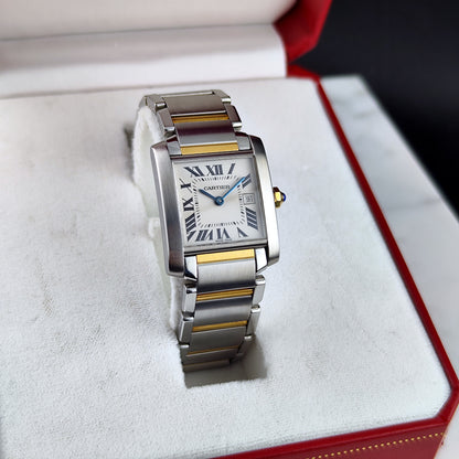 Cartier Tank Française Two-Tone White Dial – Schrägansicht mit Armband in Schatulle