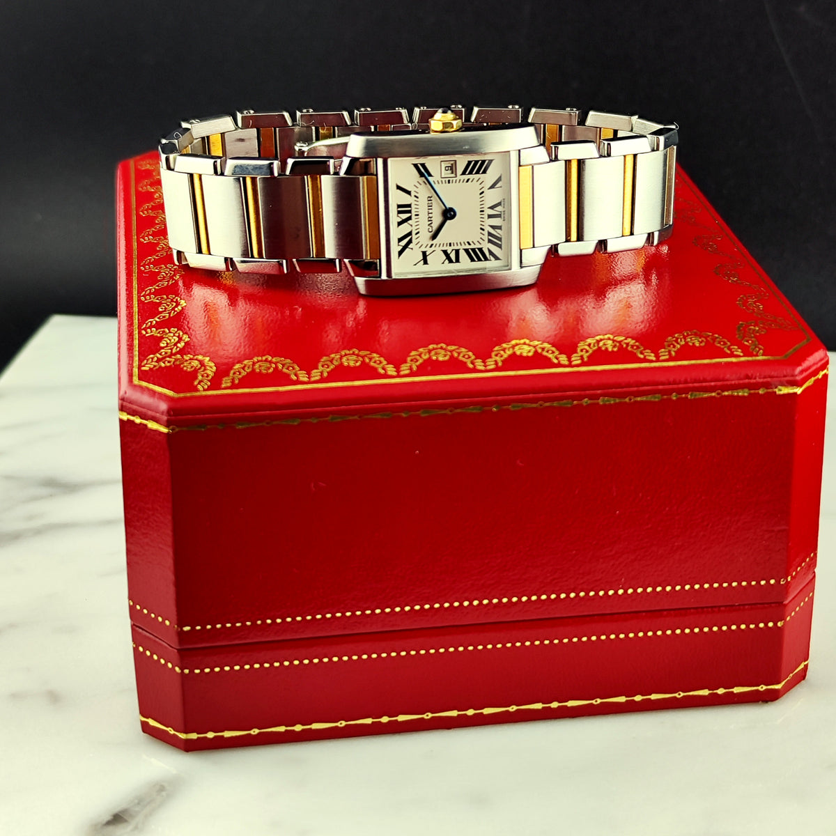 Cartier Tank Française Two-Tone White Dial – Uhr auf roter Box, Seitenansicht