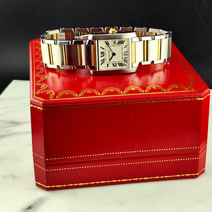Cartier Tank Française Two-Tone White Dial – Uhr auf roter Box, Seitenansicht