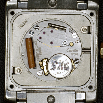 Cartier Tank Française Two-Tone White Dial – Uhrwerk mit geöffnetem Gehäuseboden