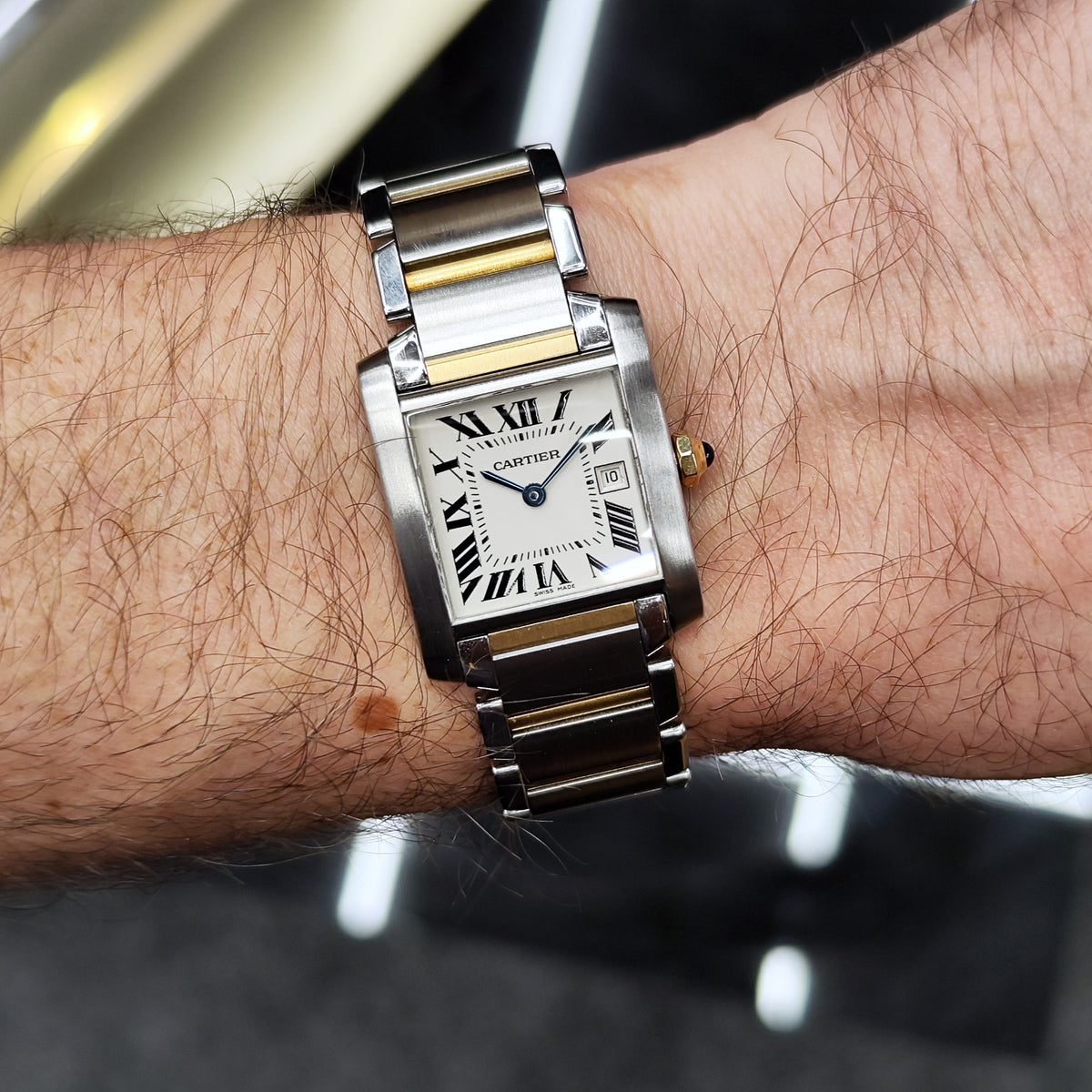 Cartier Tank Française Two-Tone White Dial – Uhr am Handgelenk Seitenansicht