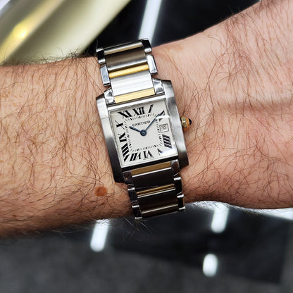 Cartier Tank Française Two-Tone White Dial – Uhr am Handgelenk Seitenansicht