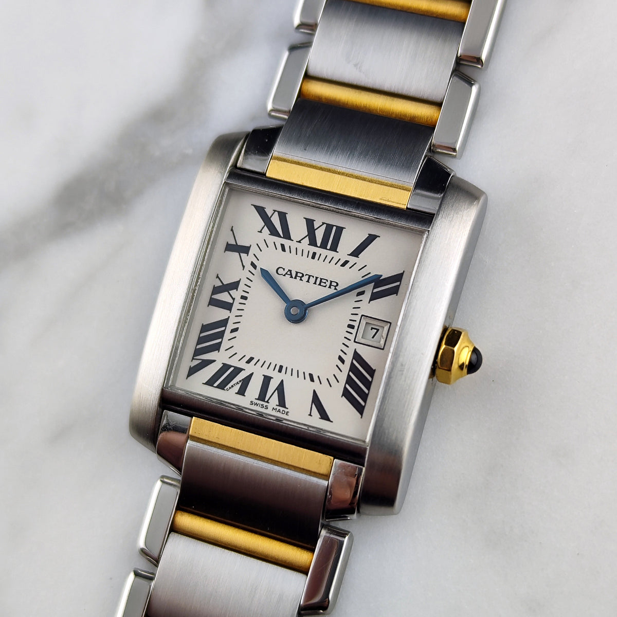 Cartier Tank Française Two-Tone White Dial – Schrägansicht mit Zifferblatt und Krone