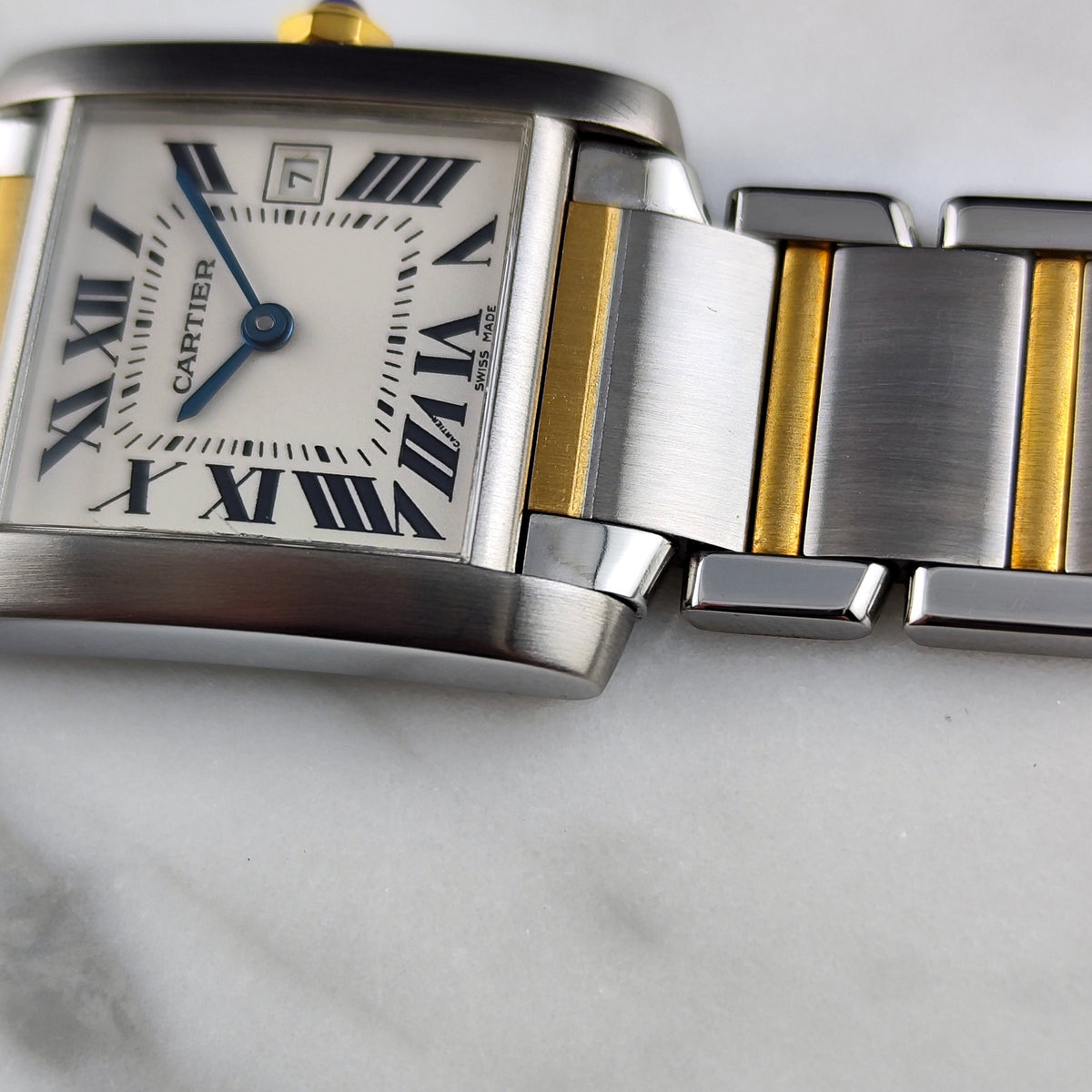 Cartier Tank Française Two-Tone White Dial – Zifferblatt und Armband in Nahaufnahme