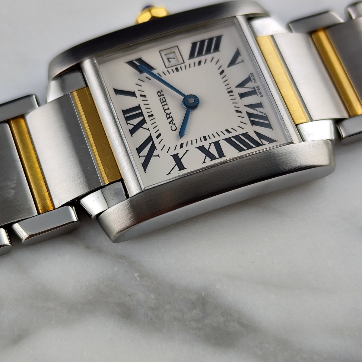 Cartier Tank Française Two-Tone White Dial – Zifferblatt in Nahaufnahme seitlich