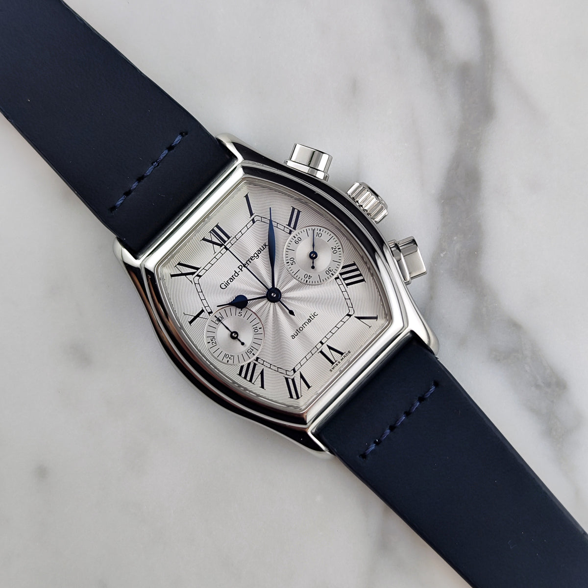 Girard Perregaux Richeville Chronograph Automatic White Dial 1997 – Vorderansicht Zifferblatt schräg auf Marmor