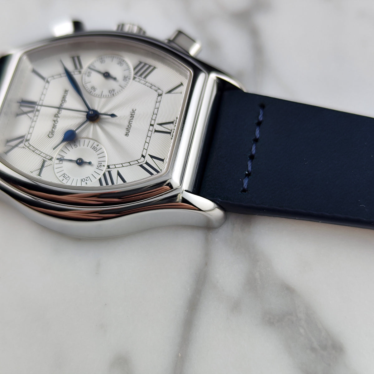 Girard Perregaux Richeville Chronograph Automatic White Dial 1997 – Seitenansicht mit Zifferblatt und Band