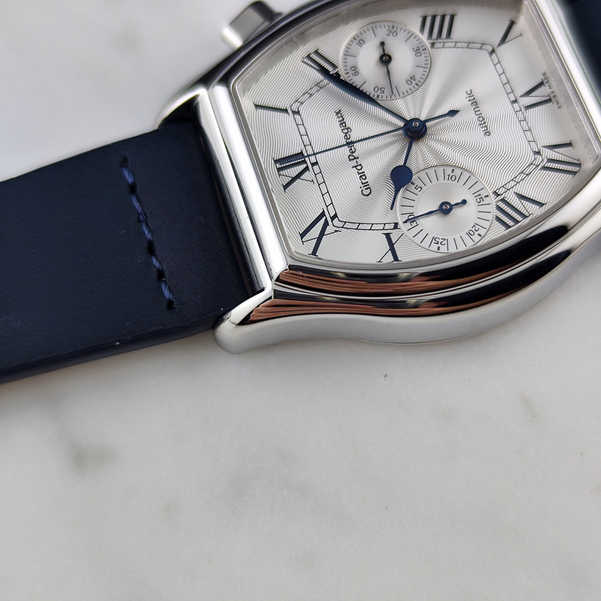Girard Perregaux Richeville Chronograph Automatic White Dial 1997 – Zifferblatt und Gehäuse in Nahaufnahme