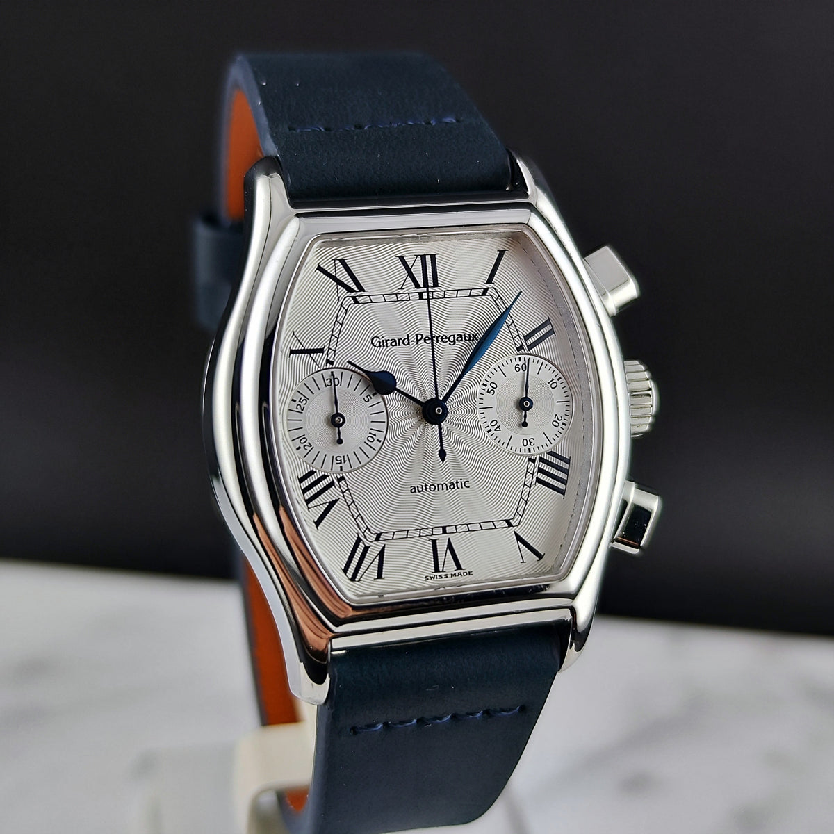 Girard Perregaux Richeville Chronograph Automatic White Dial 1997 – Schrägansicht mit Zifferblatt und Lederband