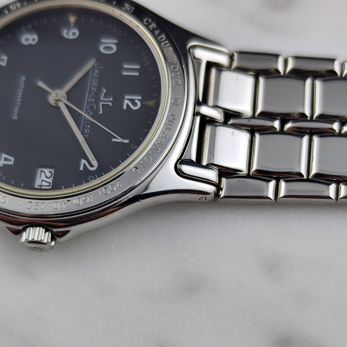 Jaeger LeCoultre Heraion Automatic Grey Dial – Seitenansicht mit Krone und Armband
