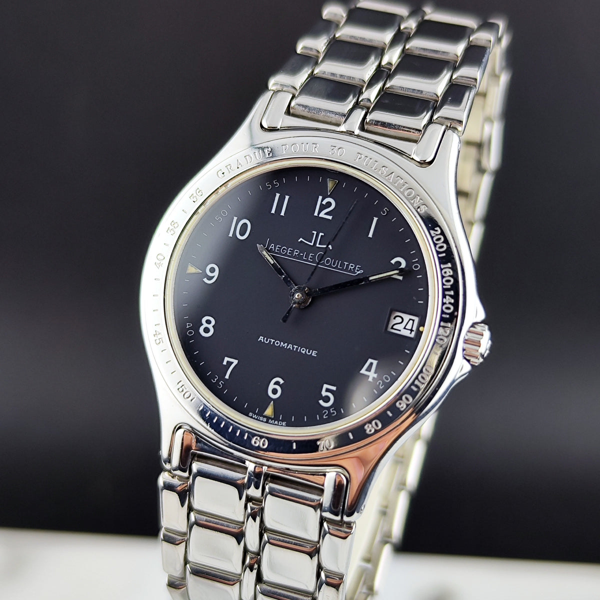 Jaeger LeCoultre Heraion Automatic Grey Dial – Schrägansicht mit Zifferblatt und Armband