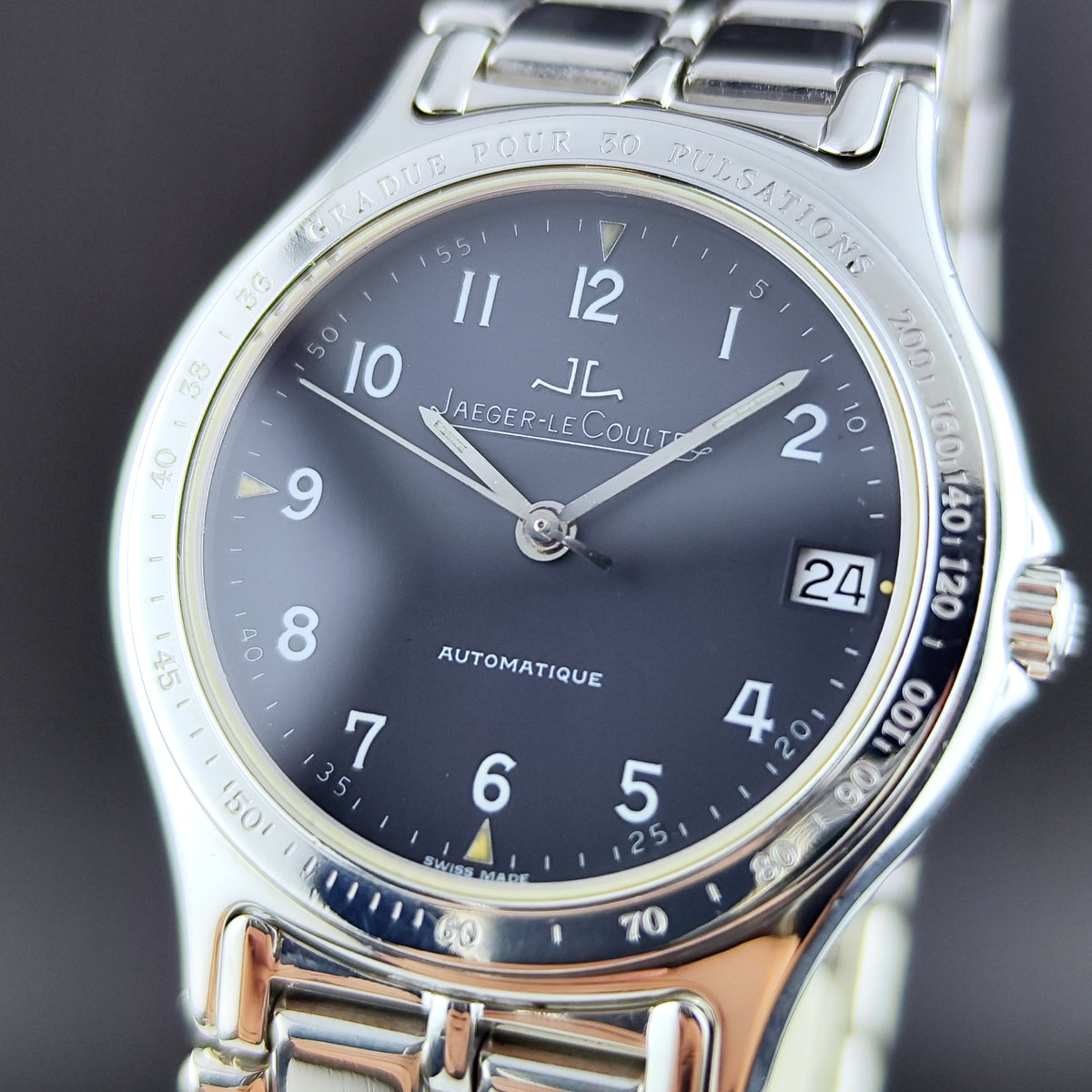 Jaeger LeCoultre Heraion Automatic Grey Dial – Vorderansicht schräg mit Zifferblatt und Lünette
