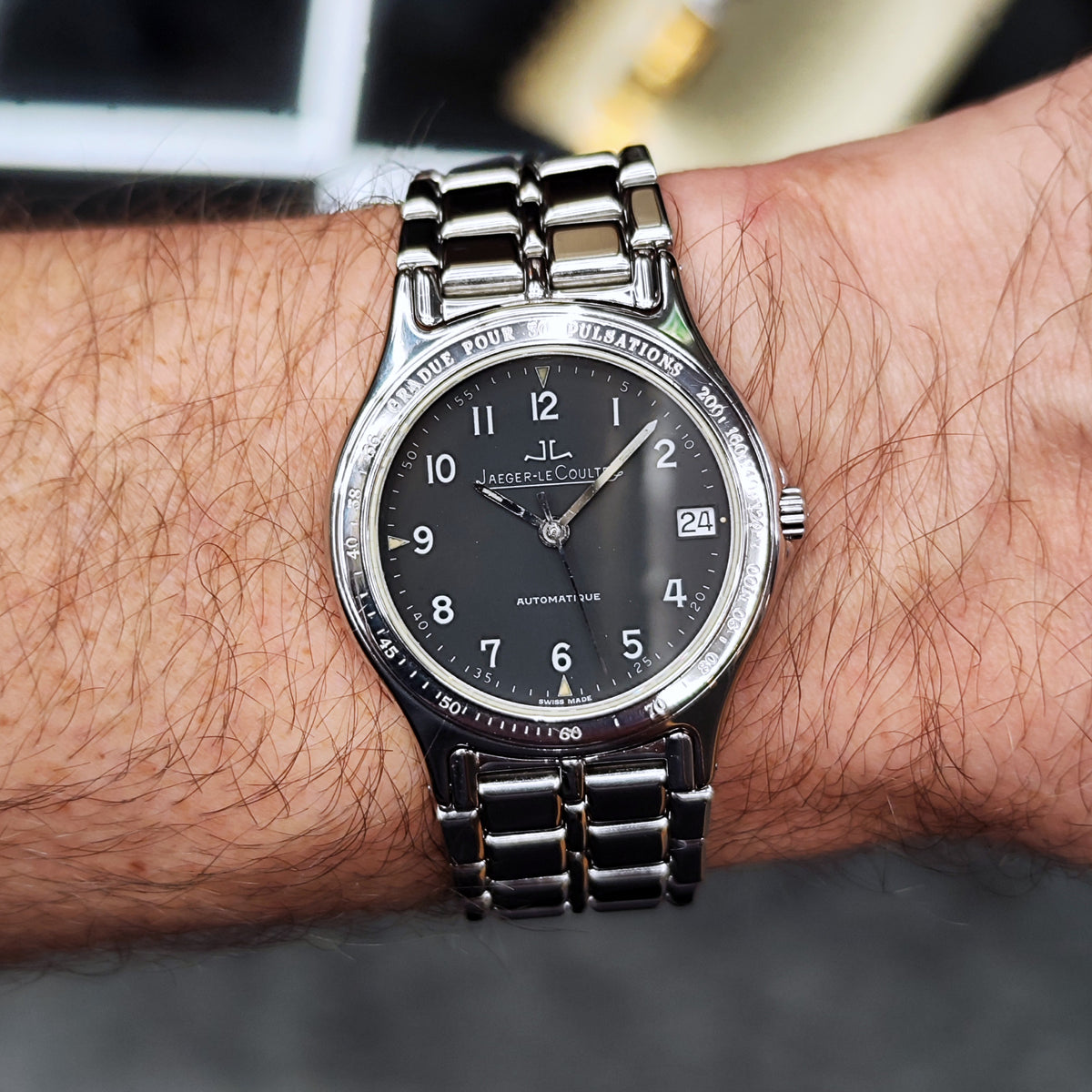 Jaeger LeCoultre Heraion Automatic Grey Dial – am Handgelenk, Vorderansicht