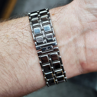 Jaeger LeCoultre Heraion Automatic Grey Dial – Armband am Handgelenk in Nahaufnahme
