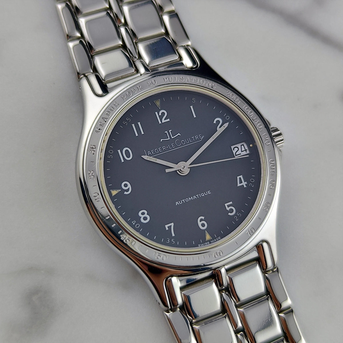 Jaeger LeCoultre Heraion Automatic Grey Dial – Schrägansicht mit Zifferblatt und Gehäuse