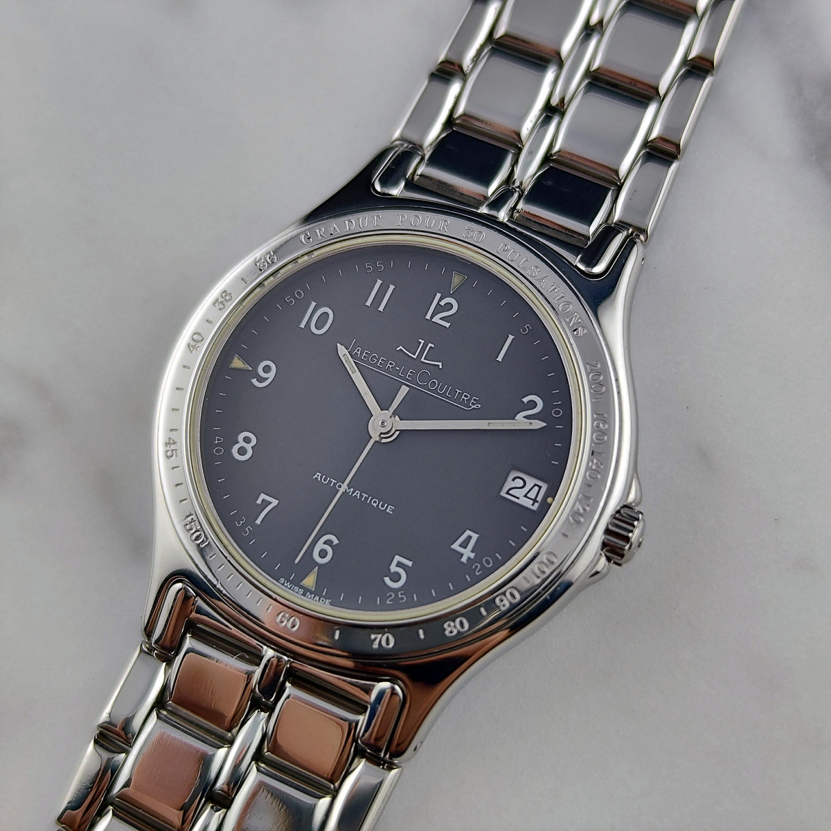 Jaeger LeCoultre Heraion Automatic Grey Dial – Schrägansicht mit Zifferblatt und Band