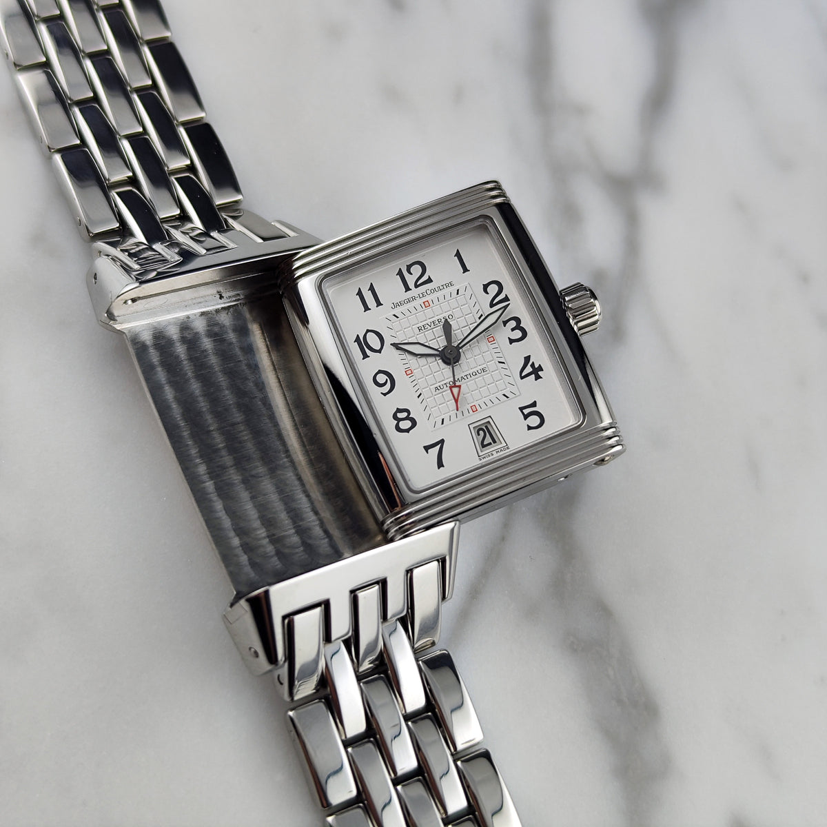 Jaeger LeCoultre Reverso Gran'Sport Automatic White Dial 2005 – Seitenansicht mit Zifferblatt und Band