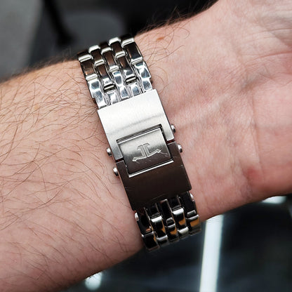 Jaeger LeCoultre Reverso Gran'Sport Automatic White Dial 2005 – Armband und Schließe am Handgelenk