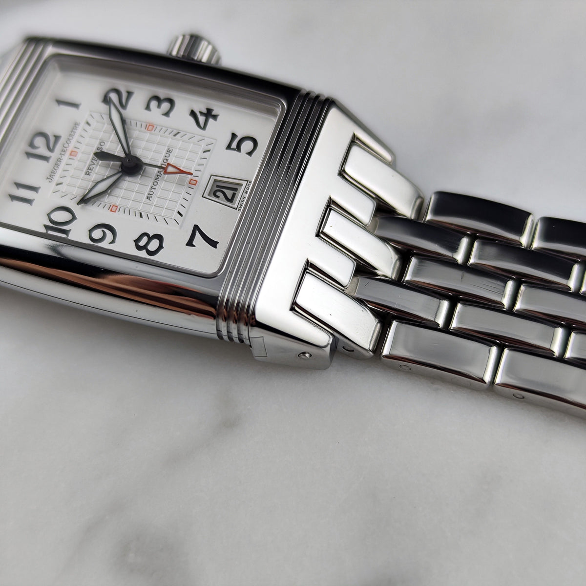 Jaeger LeCoultre Reverso Gran'Sport Automatic White Dial 2005 – Seitenansicht mit Bandanstoß und Gliederband