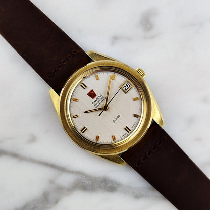 Omega Chronometer f300Hz Gold White Dial 1970 – Vorderansicht am Lederarmband