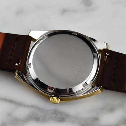 Omega Chronometer f300Hz Gold White Dial 1970 – Gehäuseboden in Nahaufnahme mit Krone