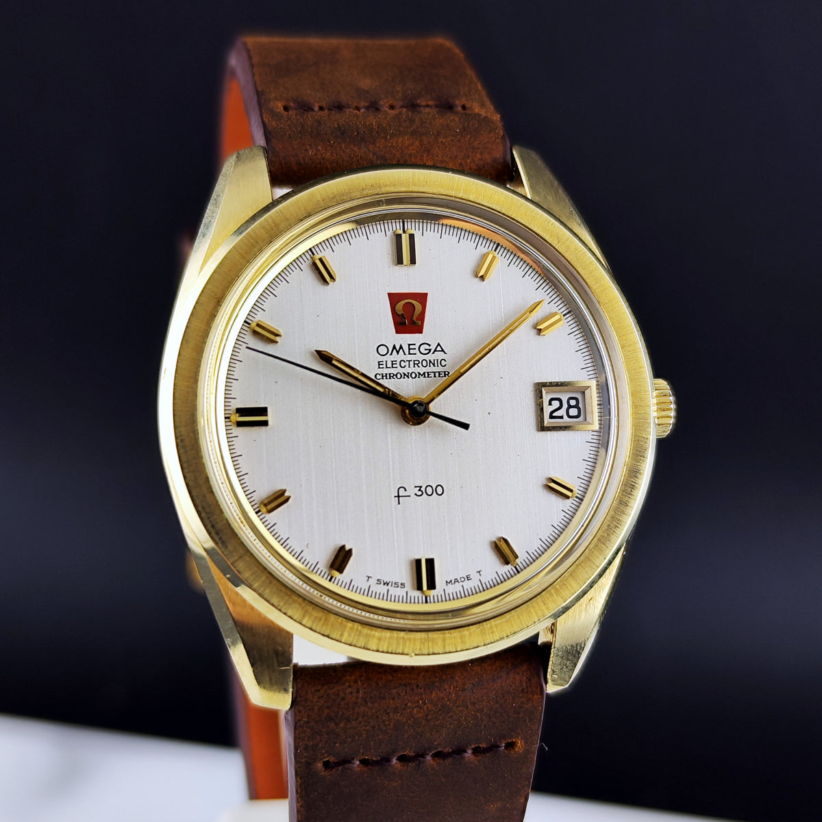 Omega Chronometer f300Hz Gold White Dial 1970 – Vorderansicht mit Zifferblatt und Armband