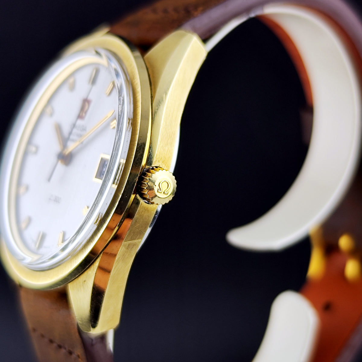 Omega Chronometer f300Hz Gold White Dial 1970 – Seitenansicht mit Krone