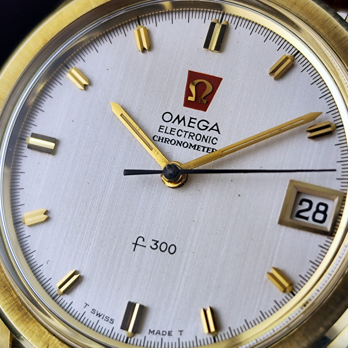 Omega Chronometer f300Hz Gold White Dial 1970 – Zifferblatt in Nahaufnahme